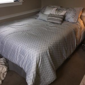 Queen comforter, throw pillows, pillow shams